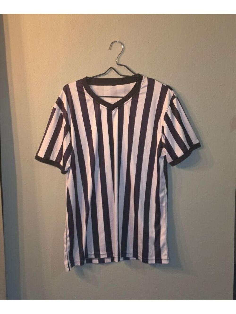 Black White Vertical Striped Athletic T-Shirt Men’s Medium